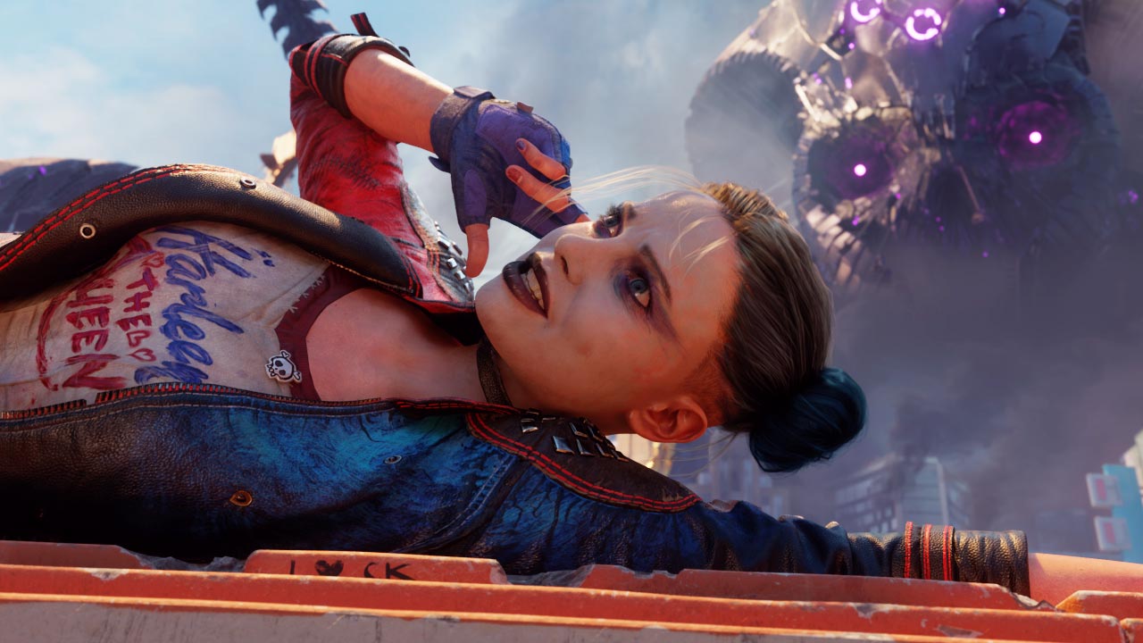 Harley Quinn impegnata in una conversazione